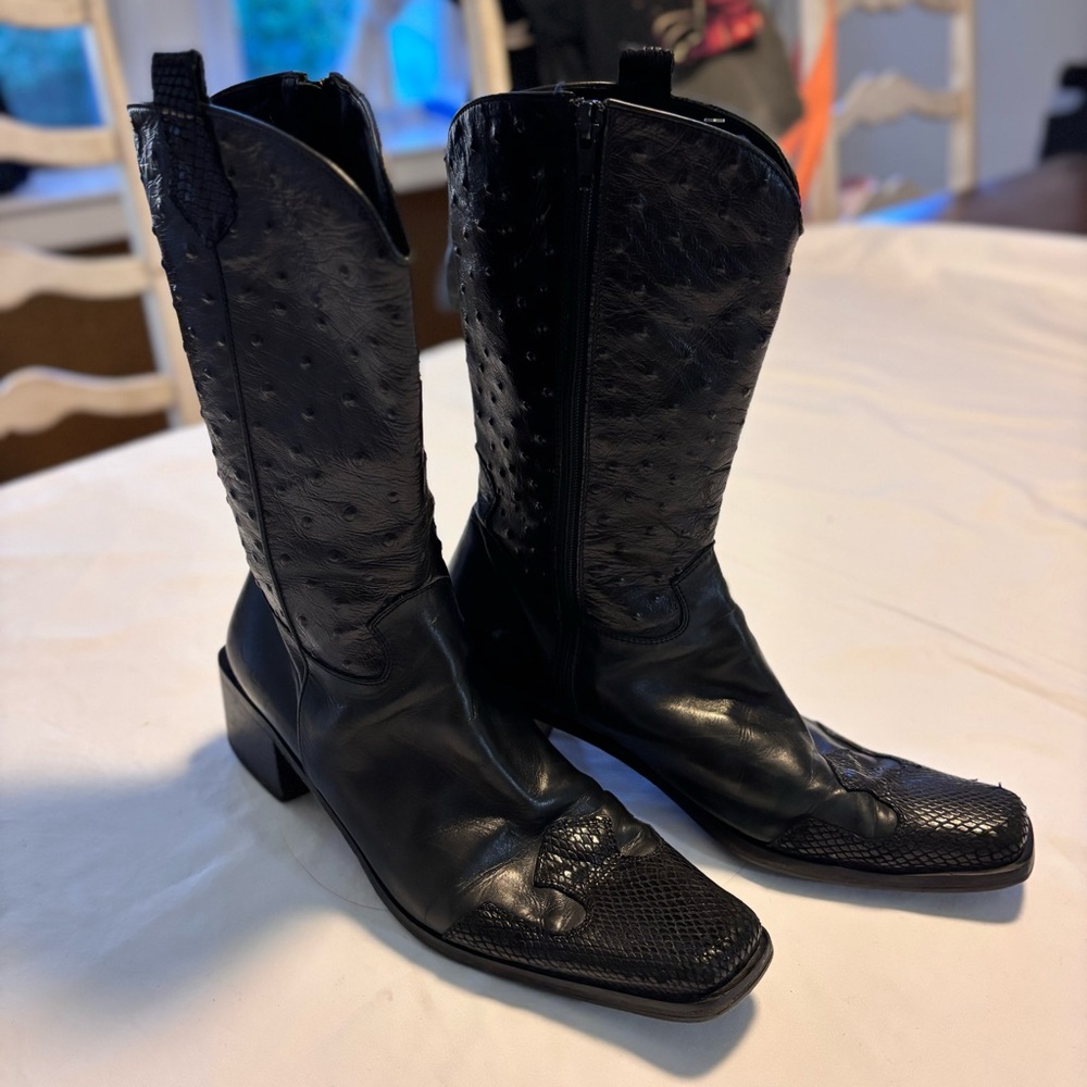 Elegant Black Textured Ankle Boots
Women 10/Men 7.5